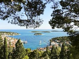 côte de la mer adriatique de l'île de hvar en dalmatie photo