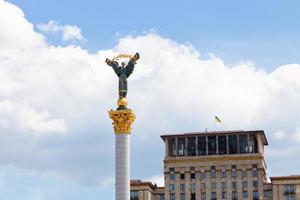 monument à berehynia sur la maidan de kiev photo