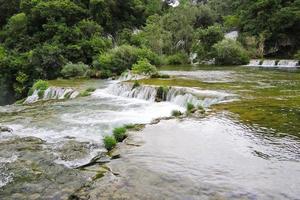 rapides de cascade dans la région de kornati, dalmatie photo
