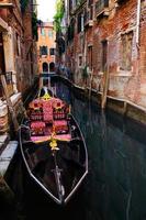 belle gondole dans le canal de venise italie.