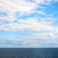 nuages blancs bas dans le ciel bleu au-dessus de la mer baltique photo