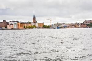 front de mer et vue sur l'église des chevaliers à stockholm photo