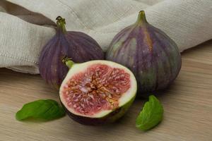 figues sur fond de bois photo