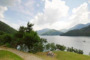 zone de loisirs sur le lac d'idro, italie photo