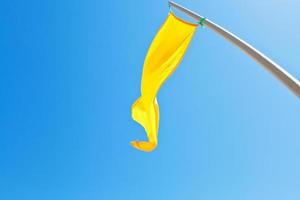 drapeau jaune de sécurité de plage avec le ciel bleu photo