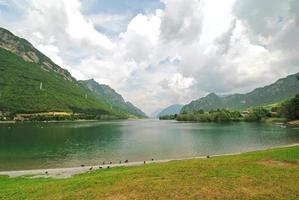 vue sur le lac d'idro, italie photo