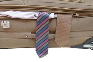 deux cravates d'une valise entrouverte photo