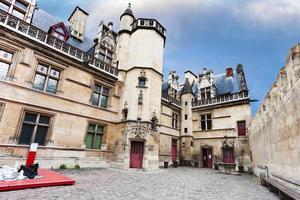 cour d'honneur du musée de cluny à paris photo