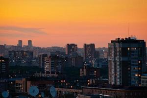 coucher de soleil jaune vif sur moscou photo