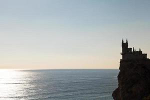 falaise d'aurore avec le château du nid d'hirondelle le matin photo