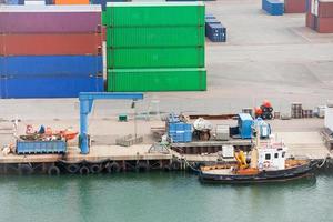 bateau dans le port de fret photo