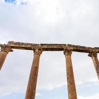 colonnade sur cardo maximus road dans la ville de jerash photo