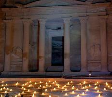 le trésor à petra la nuit, jordanie photo