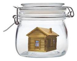maison en rondins dans un bocal en verre photo