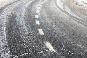 tourner sur une route gelée glissante en hiver photo