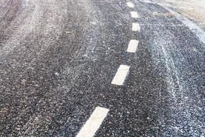 virage sur une route gelée glissante en hiver photo