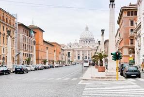 vue sur la basilique st.peter de la via conciliazione à rome photo