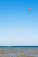 parachute ascensionnel sur la mer d'azov photo