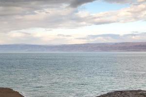 début de l'aube bleue sur la côte de la mer morte photo