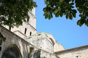 clocher de l'église de st trophime à arles ville photo