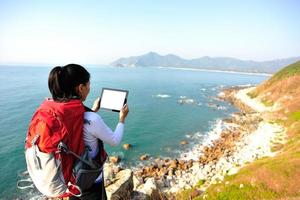 randonnée femme utiliser tablet pc bord de mer photo
