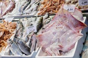 poisson frais frais sur glace au marché de rue photo