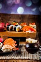 fruits de mer, sushi japonais sur la vieille table en bois photo