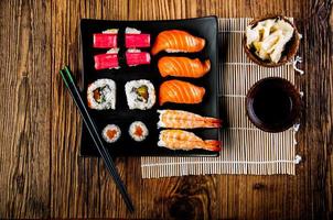 ensemble de sushis frais japonais photo