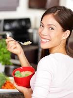 femme, manger, quinoa, salade