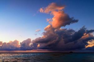 beau coucher de soleil aux maldives photo