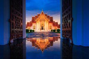 Le temple de marbre avec reflet à Bangkok, Thaïlande photo