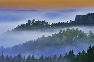 matin brumeux dans le paysage photo