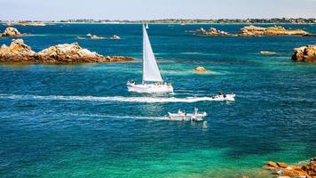 vue sur océan avec bateaux près de l'ile-de-brehat photo