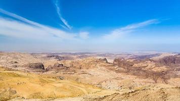 ciel au-dessus des roches sédimentaires autour de wadi araba photo