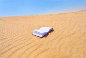 carnet de notes dans le désert de dunes de sable photo