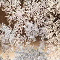 flocons de neige et motif de givre sur le verre se bouchent photo