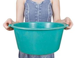 femme avec bassin en plastique vert isolé photo