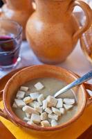 soupe ferrara avec croûtons chauds photo