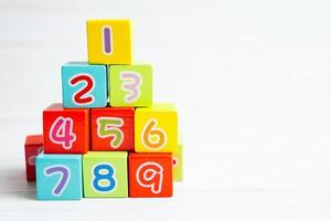 nombre de cubes de blocs de bois pour l'apprentissage des mathématiques, concept de mathématiques de l'éducation. photo