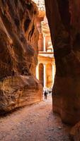 vue du temple al-khazneh depuis al siq à petra photo