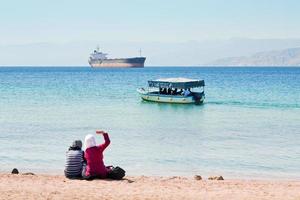 sur la plage urbaine de la ville d'aqaba photo