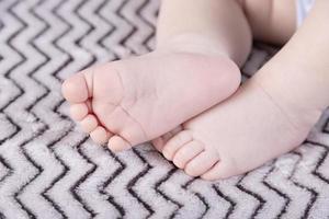 pieds de bébé. les petits pieds du tout-petit se bouchent. photo