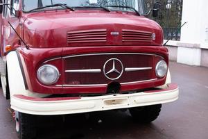 moscou, russie - 15 février 2021. mercedes-benz la 322 ancien moteur de pompiers rouge et brillant. vieille voiture rétro classique. type d'ancienne minuterie. camion de pompier mercedes-benz l 1113 4x4, pompier photo