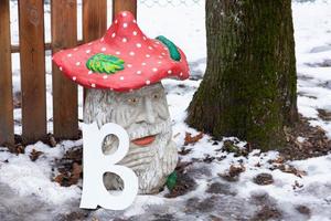 moscou, russie - 2 janvier 2021 aire de jeux avec sculpture de personnages de contes de fées. vieil homme - homme de la forêt dans un chapeau de champignon photo