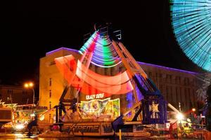 moscou, russie - 02 janvier 2021. vue sur le nouvel an, foire d'hiver, carrousels, attractions. amusement. photo