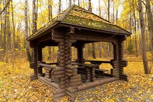 coin salon couvert. gazebos, gazebos dans les parcs et jardins, détendez-vous et détendez-vous. belvédère en bois dans le parc photo