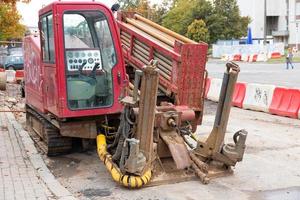 poseur de canalisations à tracteur à chenilles. équipement pour tirer les tuyaux sous terre. photo