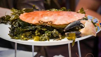 crabe atlantique local sur assiette dans un restaurant de fruits de mer photo