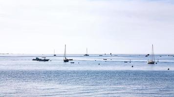 bateaux dans la manche près de la plage de saint-guirec photo