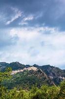 nuages de pluie sur la ville de castiglione di sicilia photo